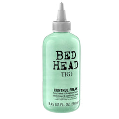 Aplicación del serum Control Freak de TIGI en cabello húmedo para mayor suavidad.