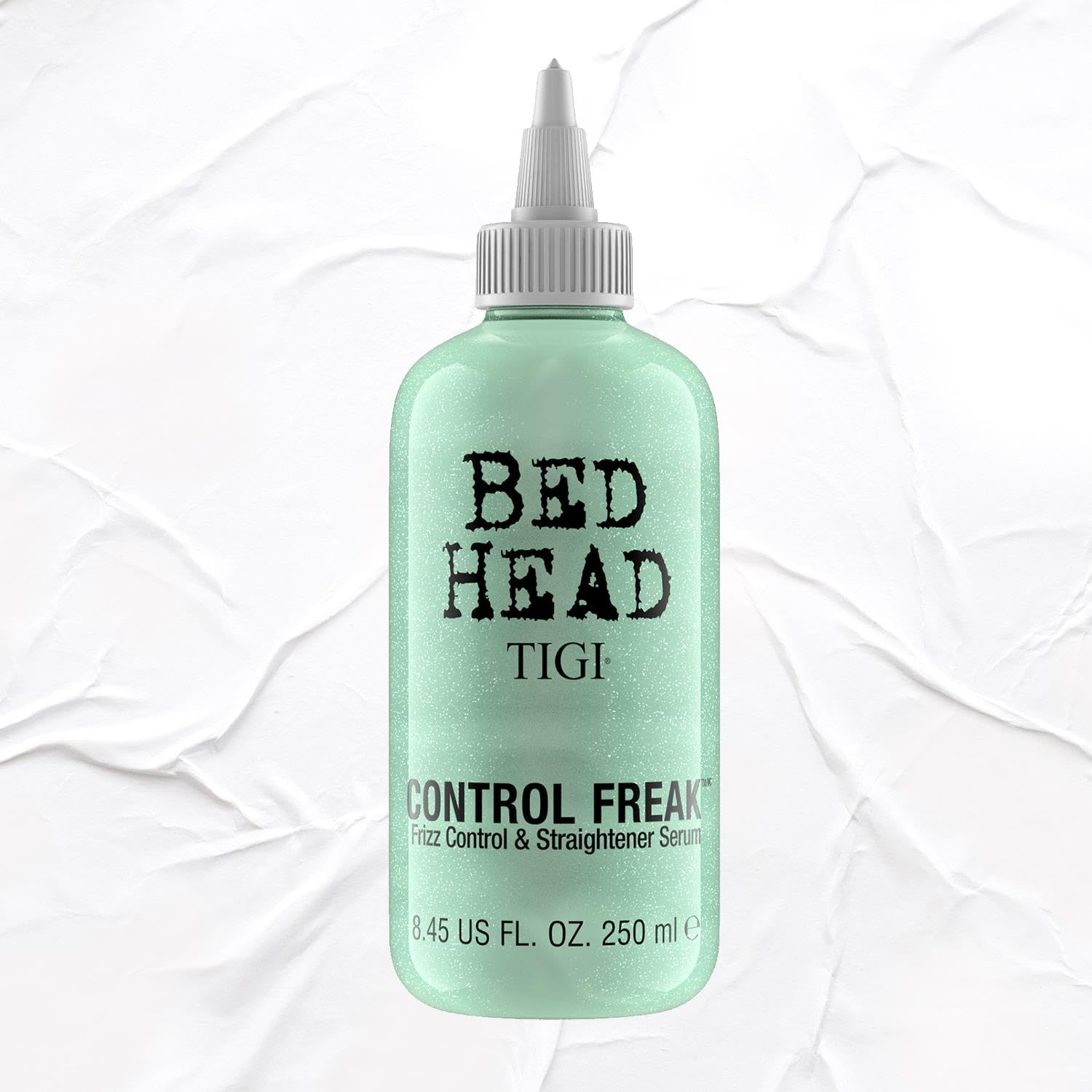 Definición de rizos y control del encrespamiento con Control Freak de TIGI.