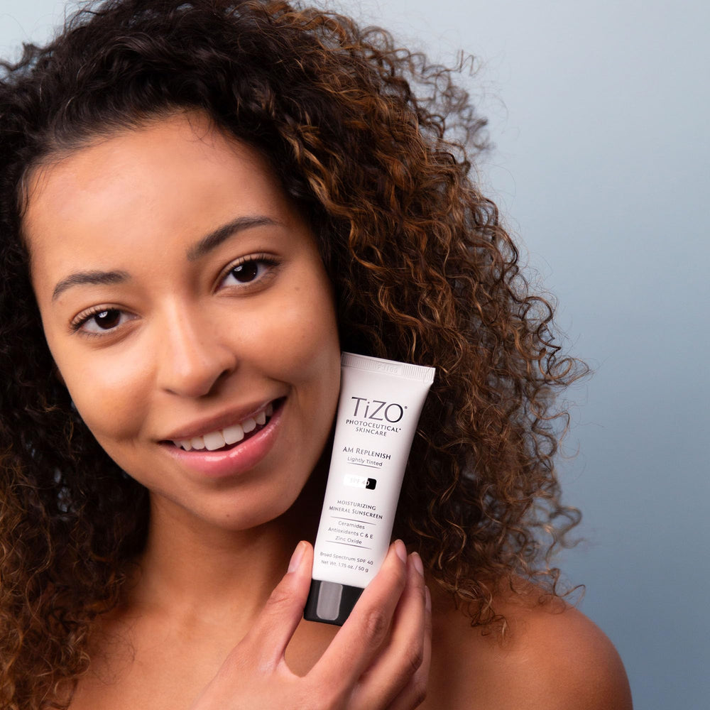TIZO AM Replenish SPF 40, protección UV amplia para piel expuesta al sol.