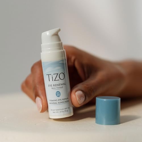TIZO Eye Renewal SPF20 se integra con maquillaje para un look natural.