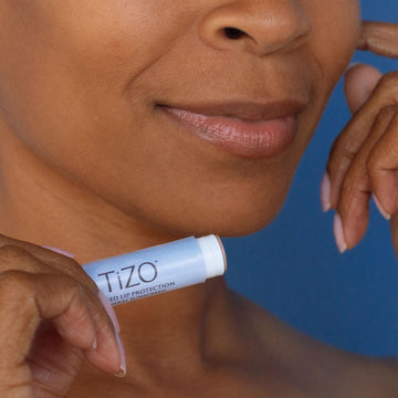 Lips stay protected and color-rich during outdoors with water resistance up to 80 minutes.