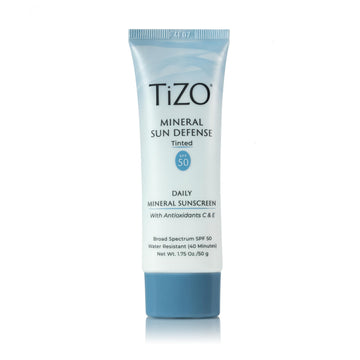 TiZO Protección Solar Mineral con tono en botella, acabado natural para uso diario.