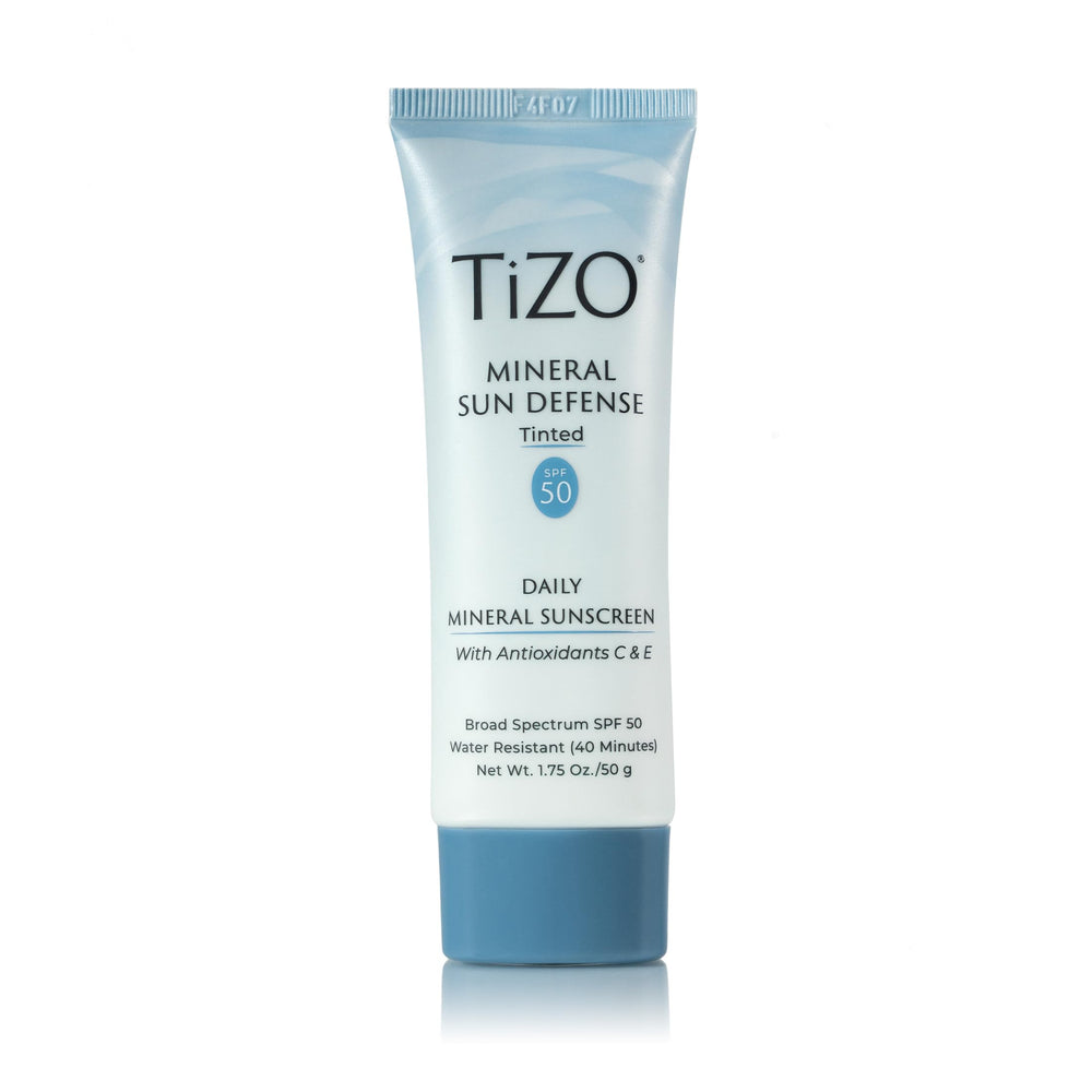 TiZO Protección Solar Mineral con tono en botella, acabado natural para uso diario.