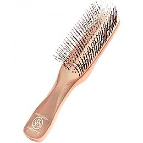 To Heart S-Heart-S Scalp Brush prête pour le massage du cuir chevelu sous la douche.