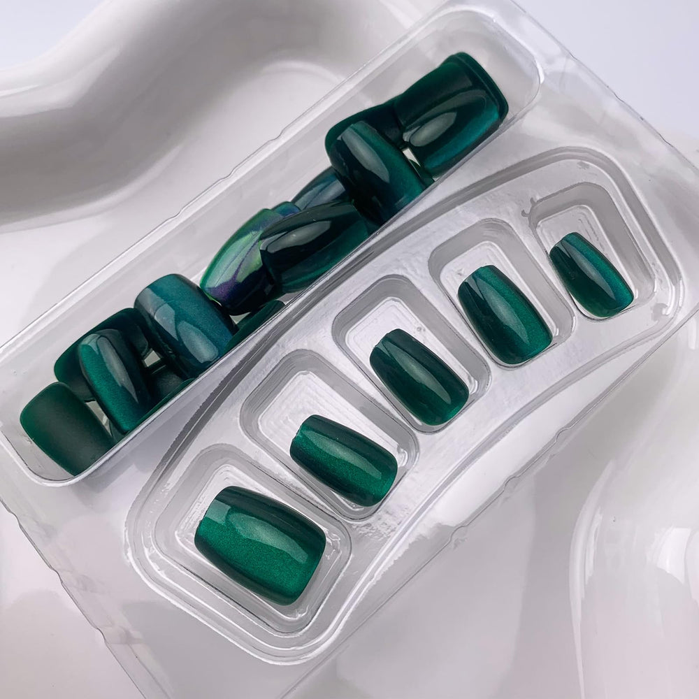 TOGZOM Uñas prensadas verdes para una aplicación rápida y un acabado pulido.