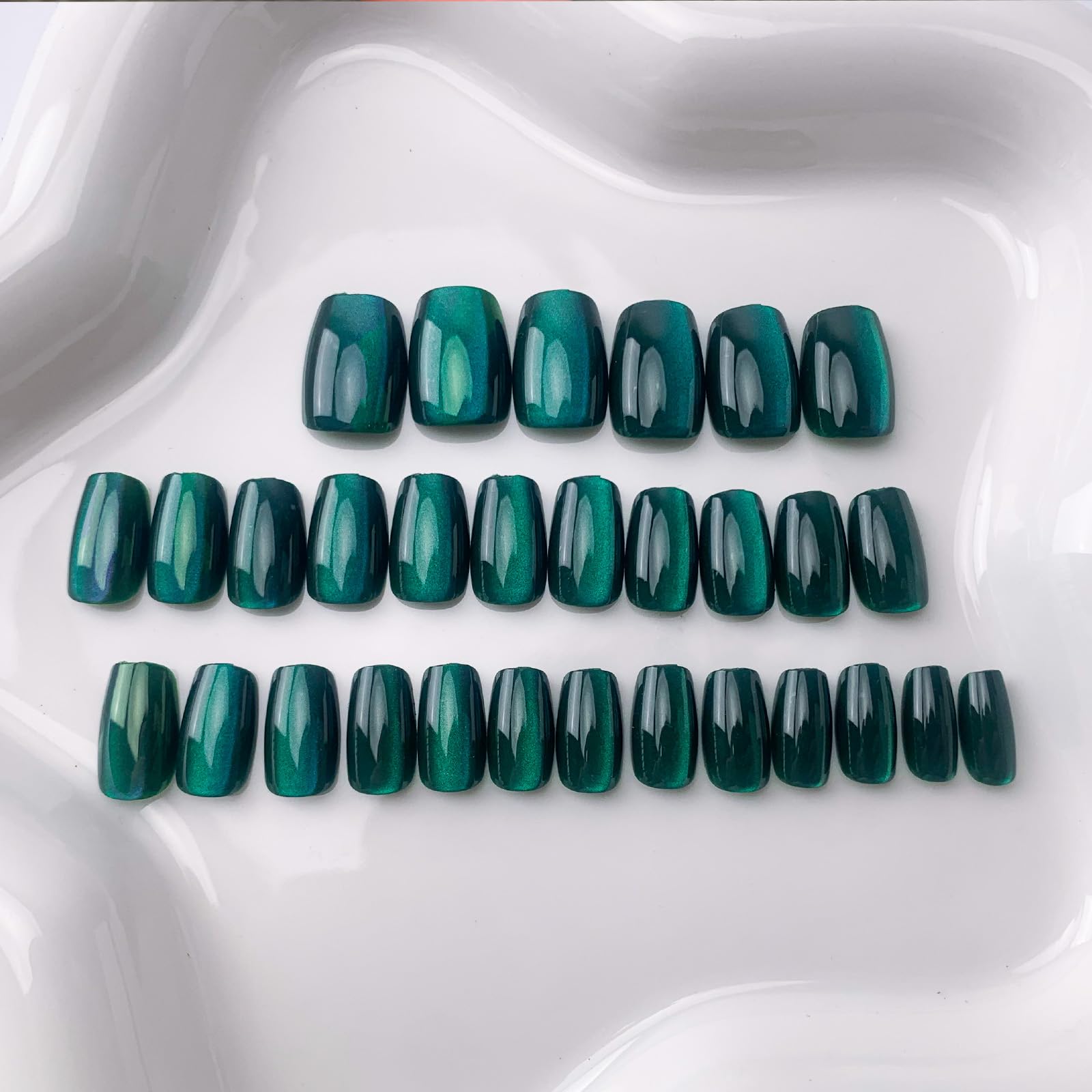 TOGZOM Uñas en ombre verde oscuro con brillo, para estilo suave y sofisticado.