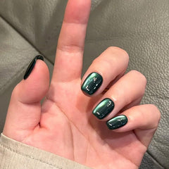 TOGZOM Uñas falsas brillantes verde oscuro con efecto ojo de gato, ideal para look nocturno.
