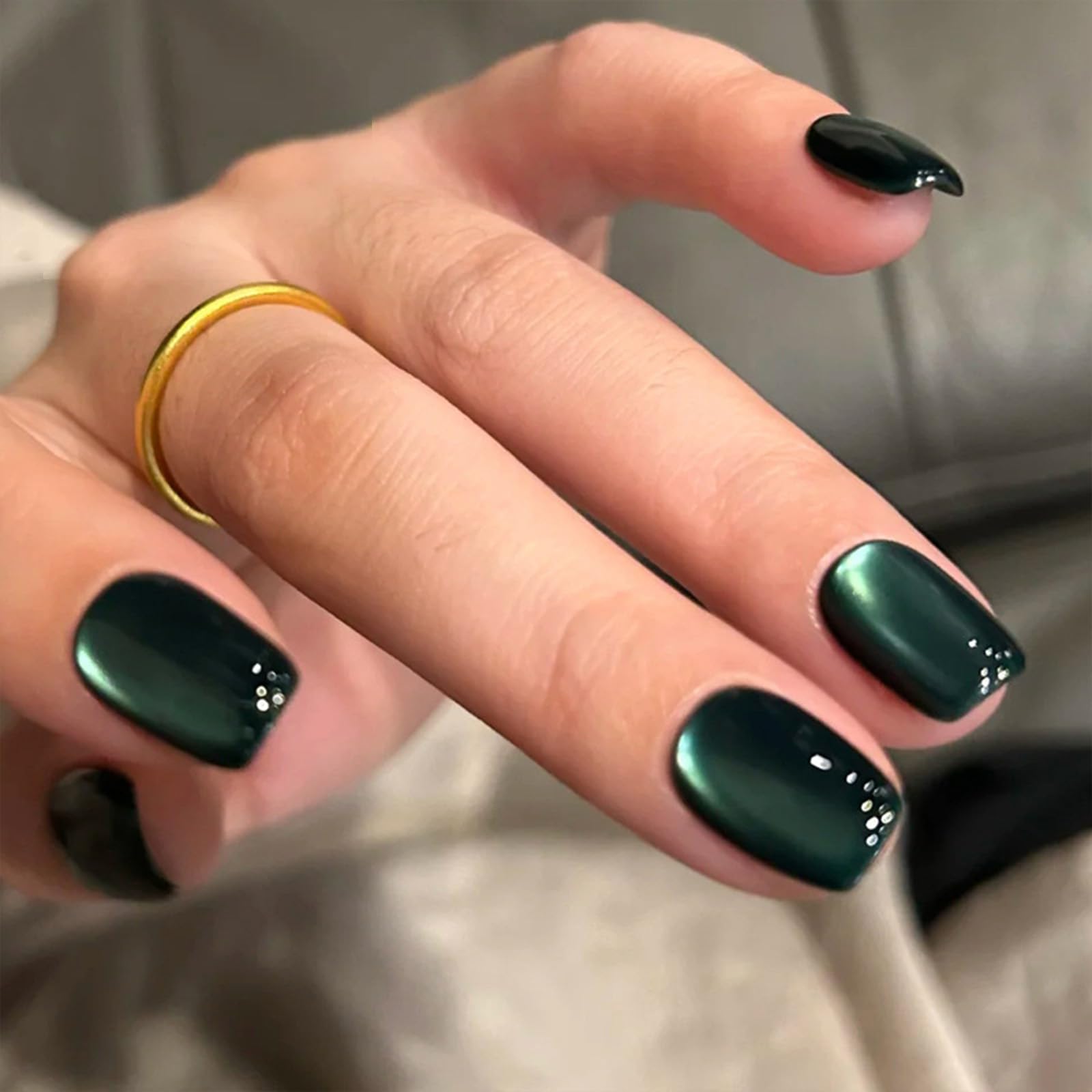 TOGZOM Uñas prensadas cuadradas verde oscuro con ojo de gato para un look moderno y duradero.
