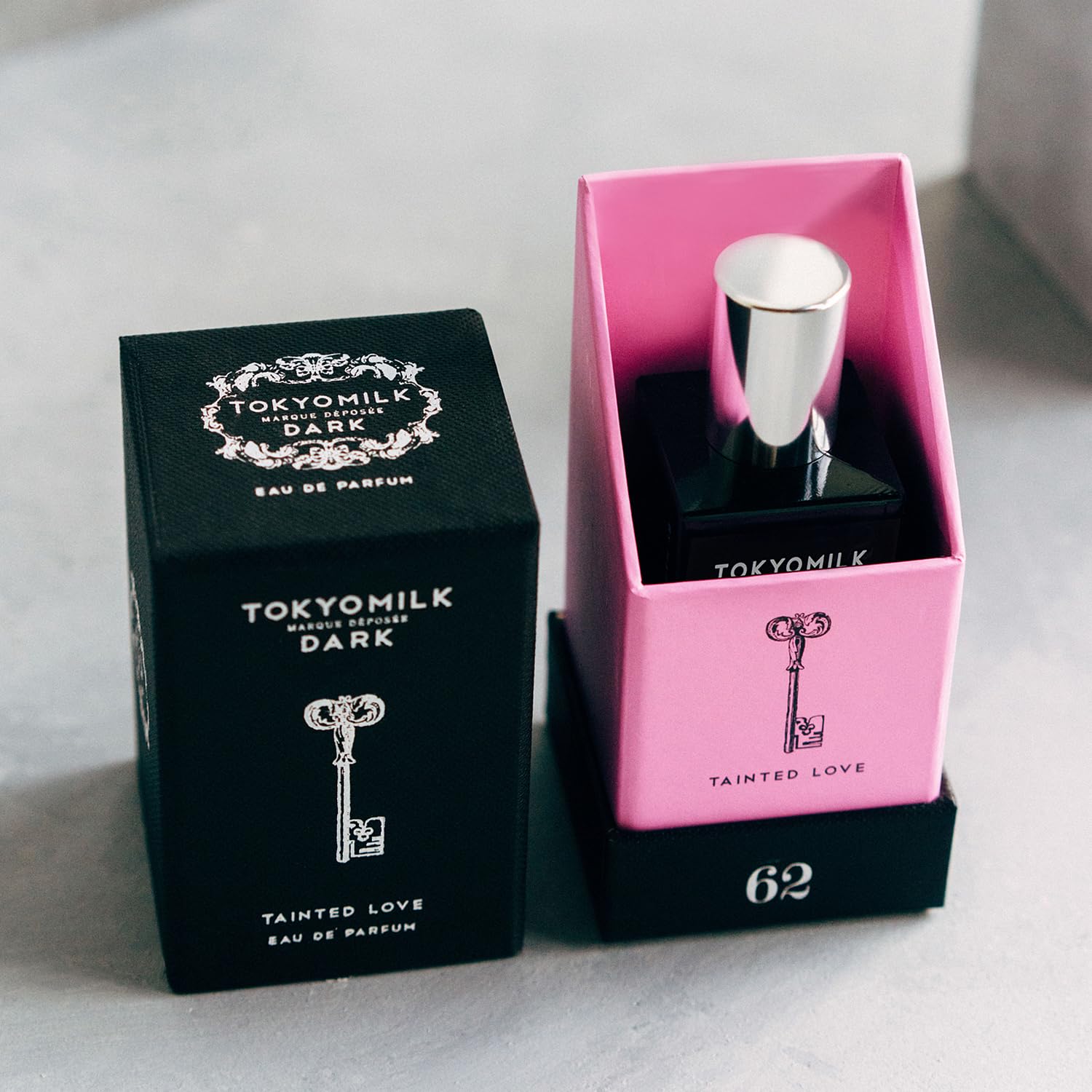 TOKYOMILK Dark Tainted Love: detalle de color visible al abrir el empaque.