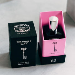 TOKYOMILK Dark Tainted Love: detalle de color visible al abrir el empaque.