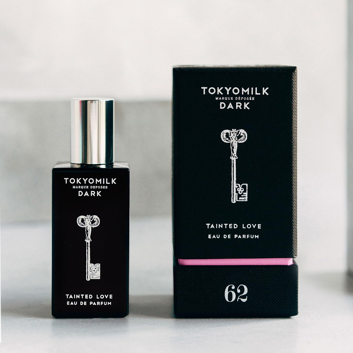 TOKYOMILK Dark Tainted Love: empaque negro sofisticado para colección de fragancias.