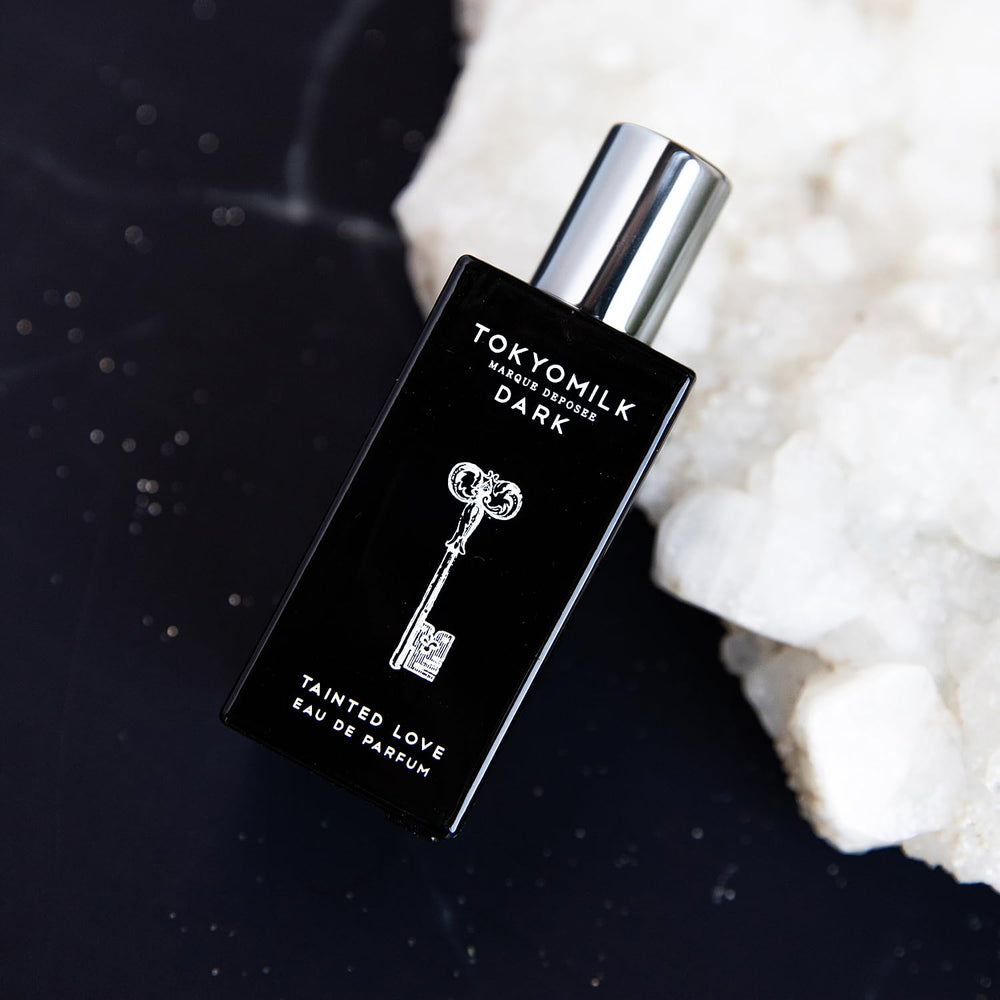 TOKYOMILK Dark Tainted Love: notas de vainilla, orquídea y té para aroma envolvente.