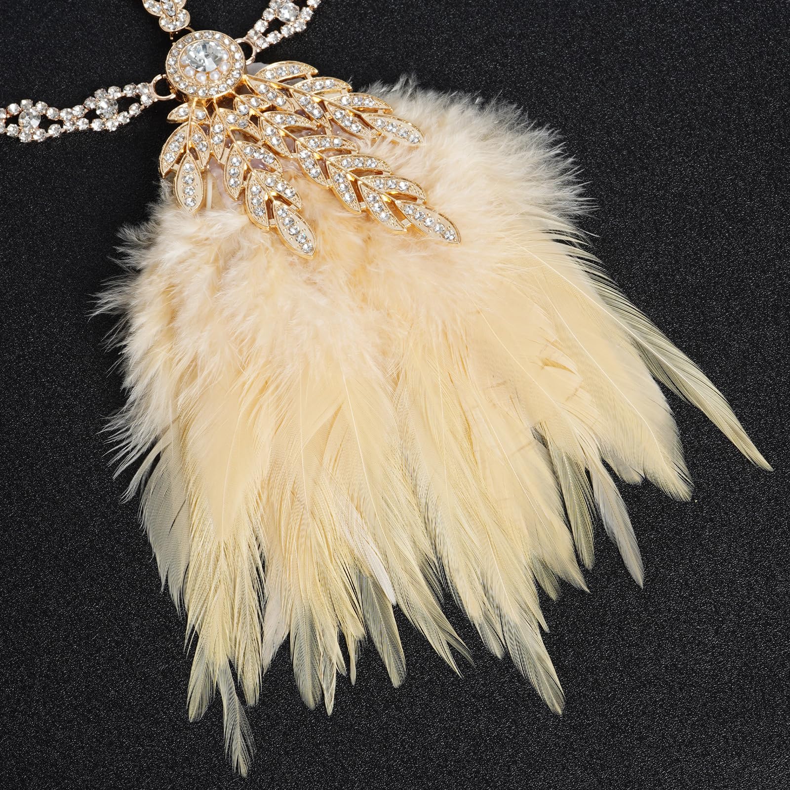 Tongcloud accesorio para fiesta años 1920, acentuando elegancia y nobleza.