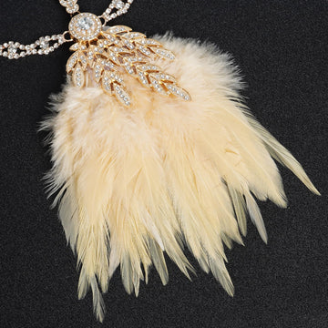 Tongcloud accesorio para fiesta años 1920, acentuando elegancia y nobleza.
