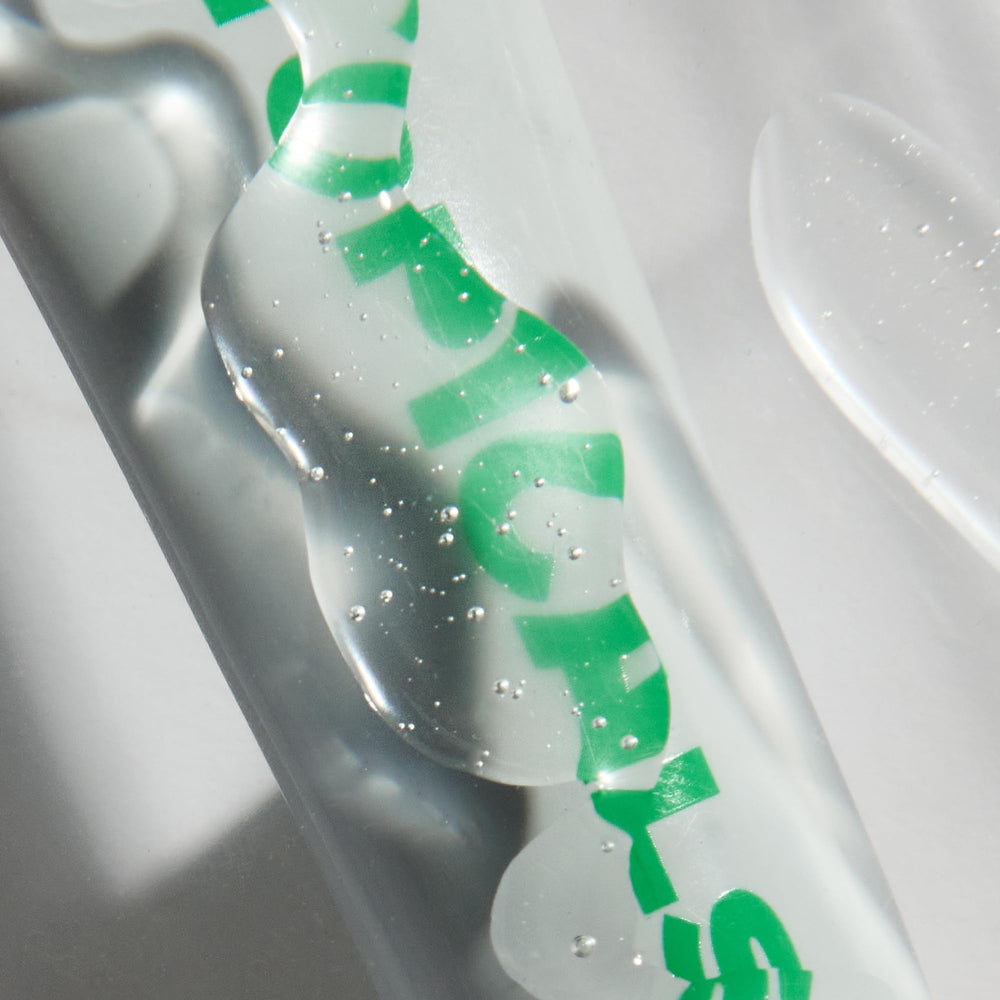 Topicals Slick Salve uso diario en viento para labios protegidos.