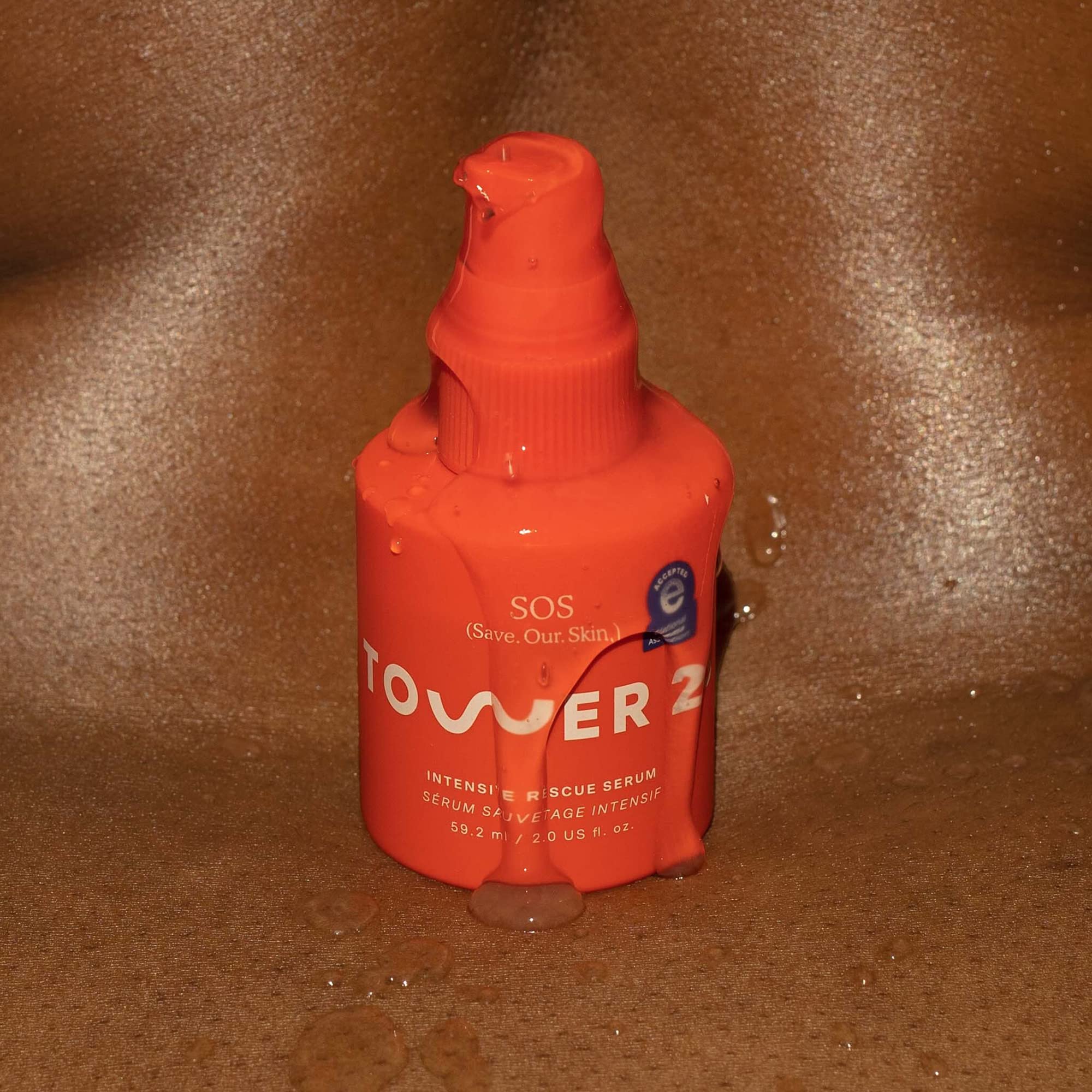 Tower 28 suero rescate: ritual de cuidado facial suave.