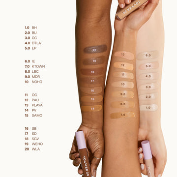 Tower 28 Swipe Serum Concealer cobertura media para un tono uniforme.