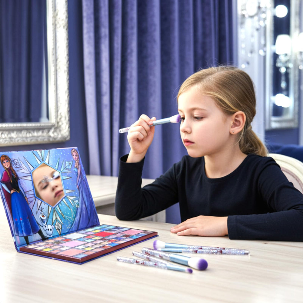 Brochas con diseños de personajes de Frozen inspiran creatividad en maquillajes.