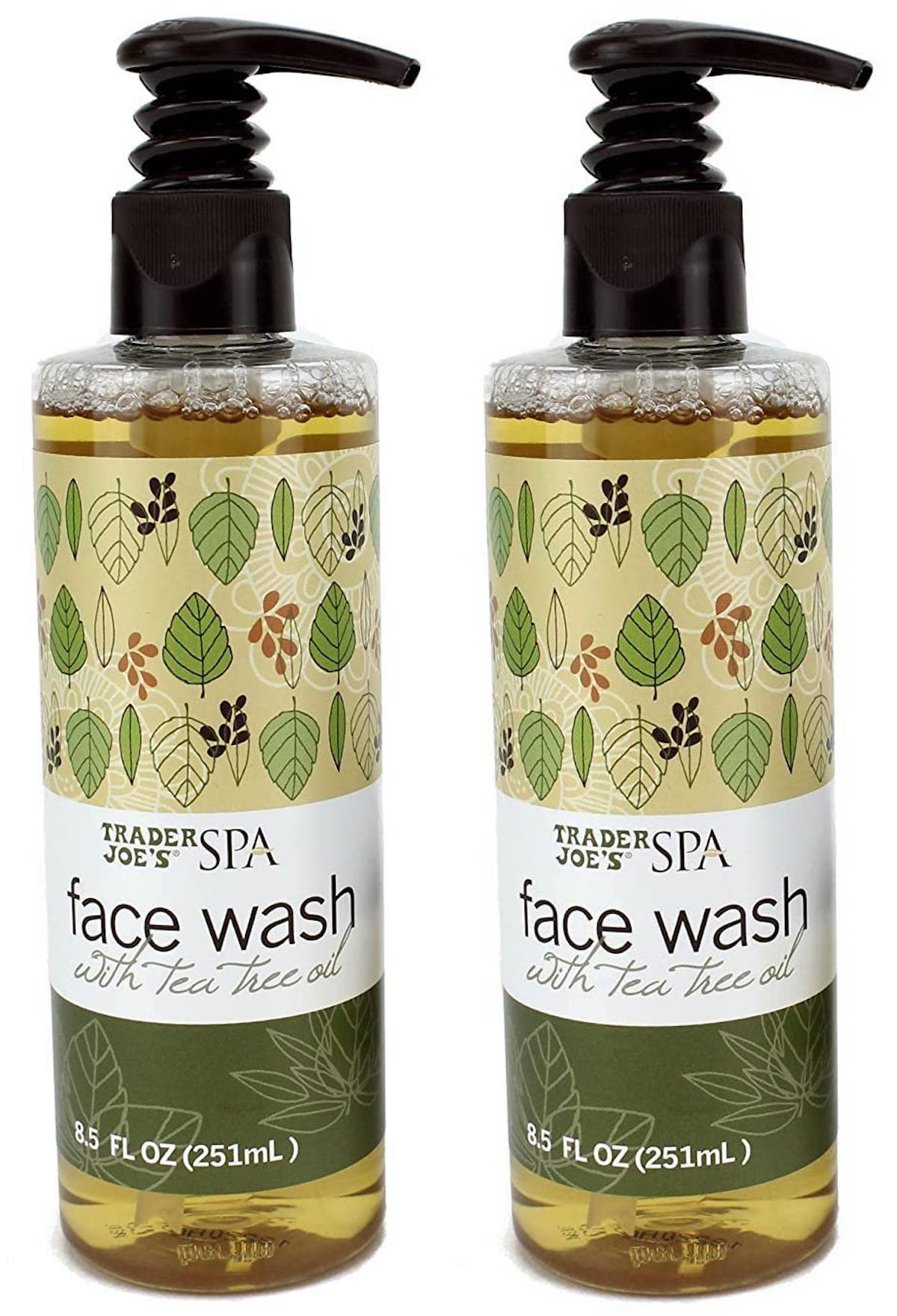 Trader Joe's limpiador facial con aceite de árbol de té – botella visible para limpieza suave.