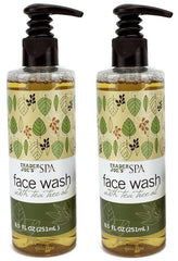 Trader Joe's limpiador facial con aceite de árbol de té – botella visible para limpieza suave.