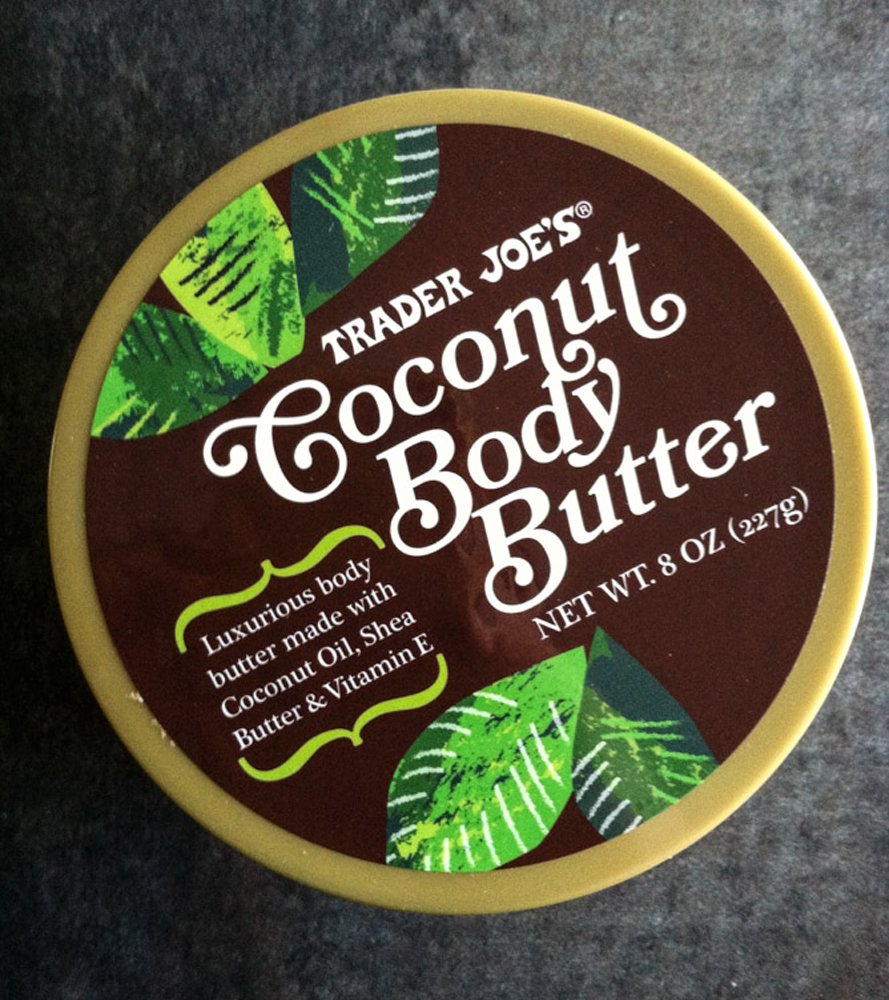 Aplicación en la mano con la manteca de coco de Trader Joe's, hidratación diaria.