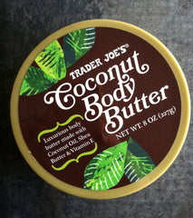Aplicación en la mano con la manteca de coco de Trader Joe's, hidratación diaria.
