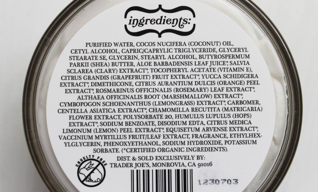 Manteca de coco de Trader Joe's con karité y Vitamina E para cuidado diario.