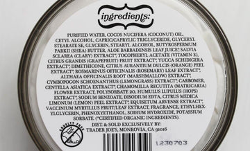 Manteca de coco de Trader Joe's con karité y Vitamina E para cuidado diario.