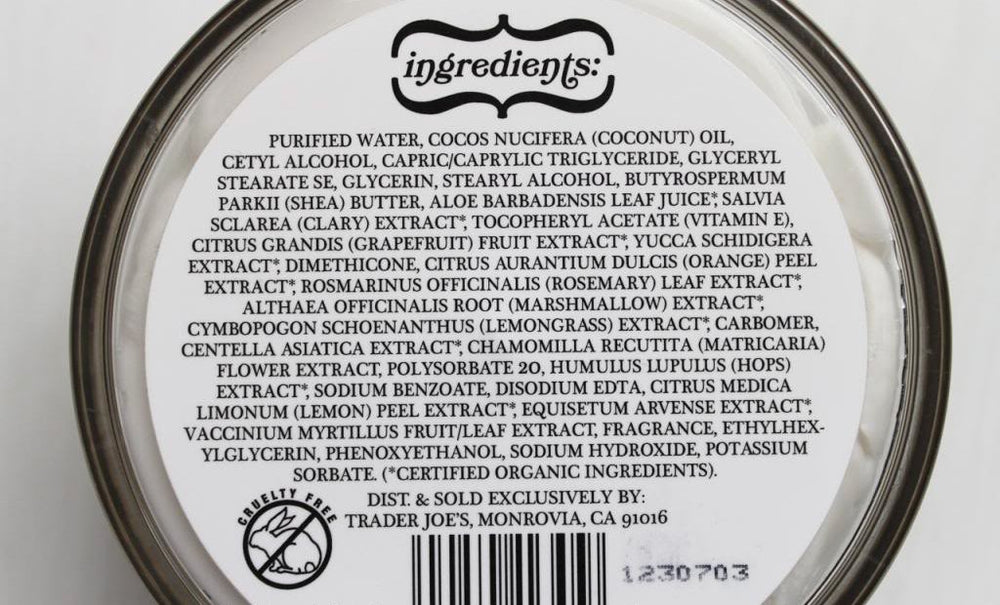 Manteca de coco de Trader Joe's con karité y Vitamina E para cuidado diario.