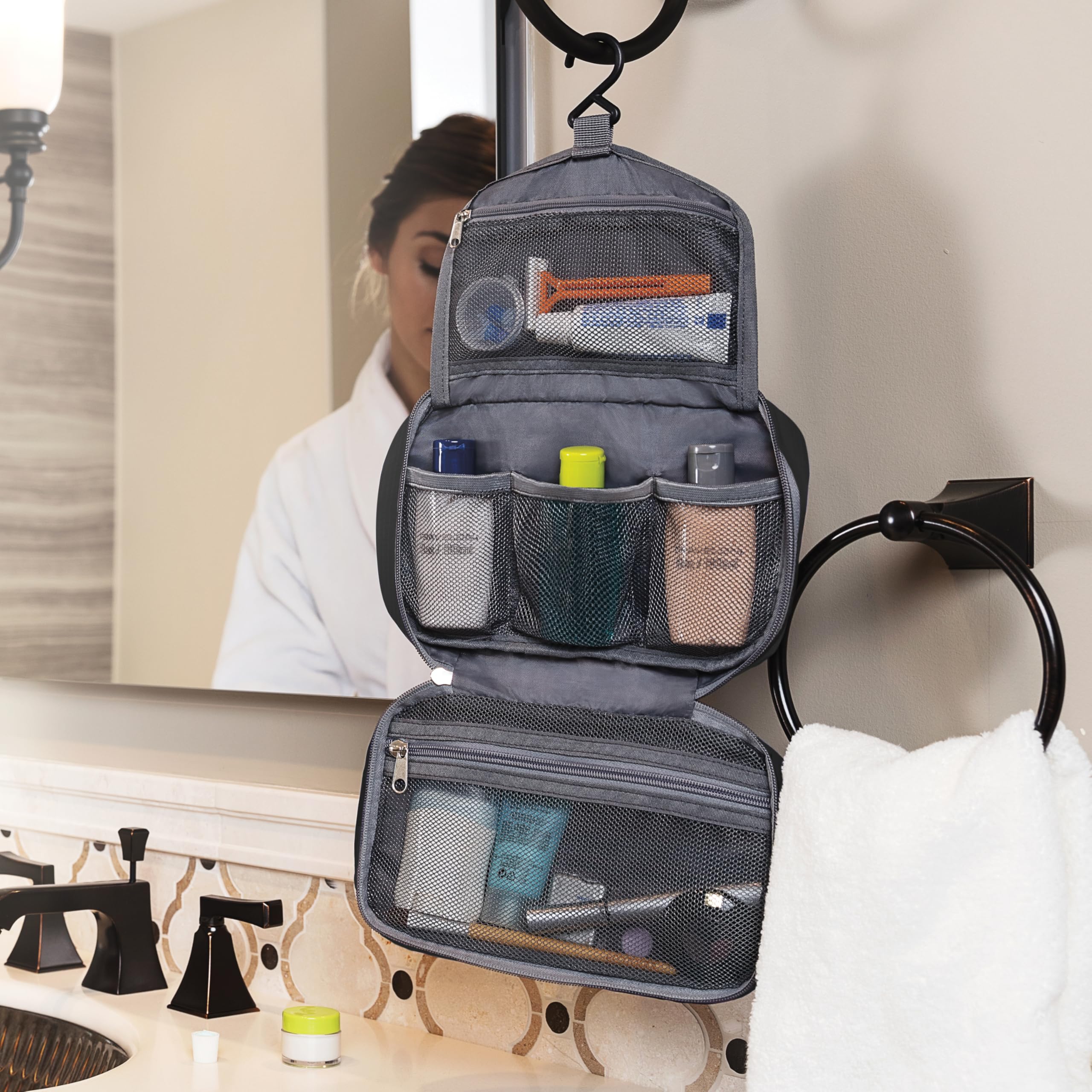 Travelon kit de baño colgante compacto con gancho giratorio para colgar.