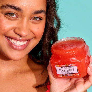 Tree Hut Peach Sorbet hidrata y suaviza tras exfoliar.