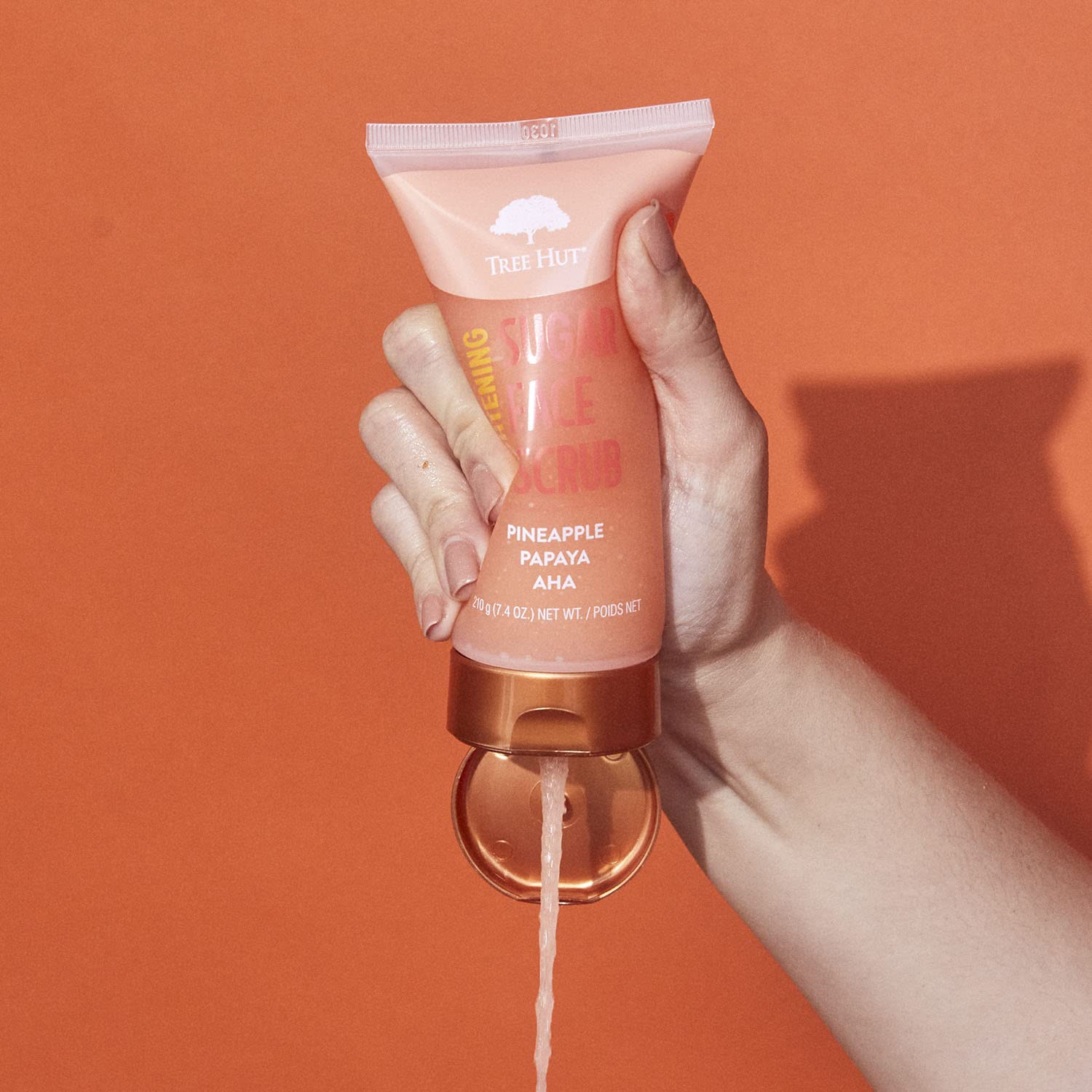 Tree Hut exfoliante de piña y papaya: brillo natural gracias a enzimas.