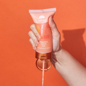 Tree Hut exfoliante de piña y papaya: brillo natural gracias a enzimas.