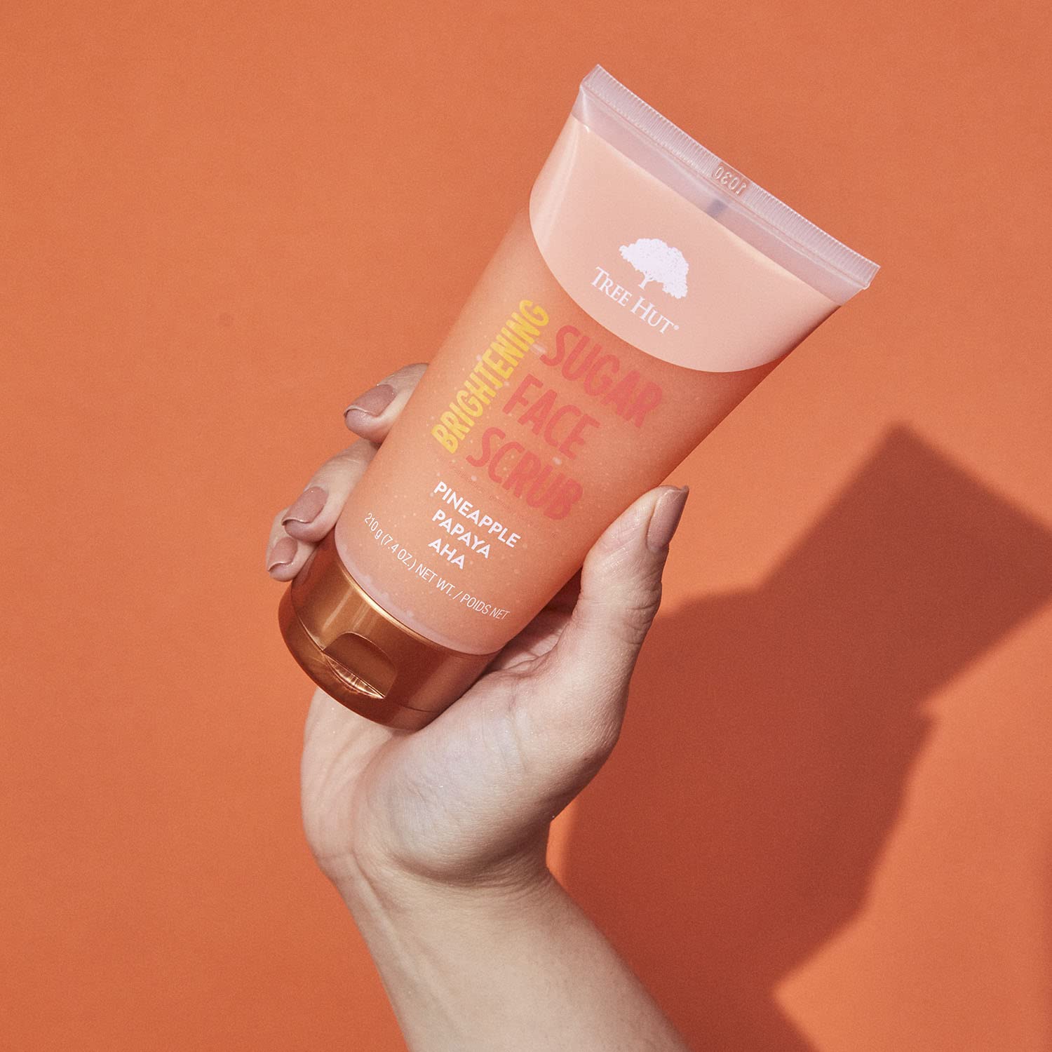 Tree Hut exfoliante de piña y papaya: ayuda a purificar poros y eliminar impurezas.