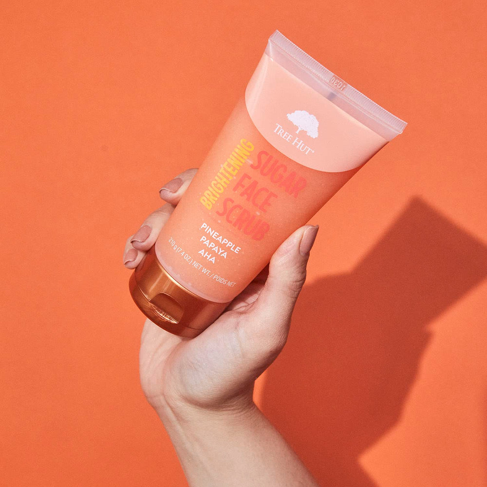 Tree Hut exfoliante de piña y papaya: ayuda a purificar poros y eliminar impurezas.
