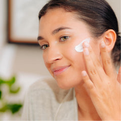 Tree of Life Beauty Moisturizer aplicación matutina para un tono uniforme y humectación.