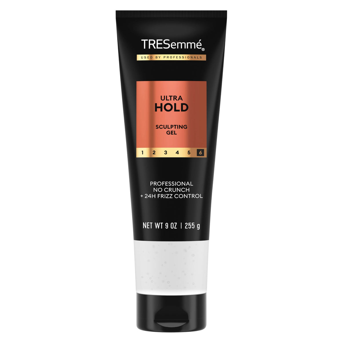 TRESemmé Gel Ultra Hold en manos para definir el peinado con control.