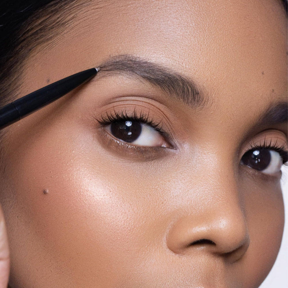 Trish McEvoy delineado natural en tono castano para un look sutil.