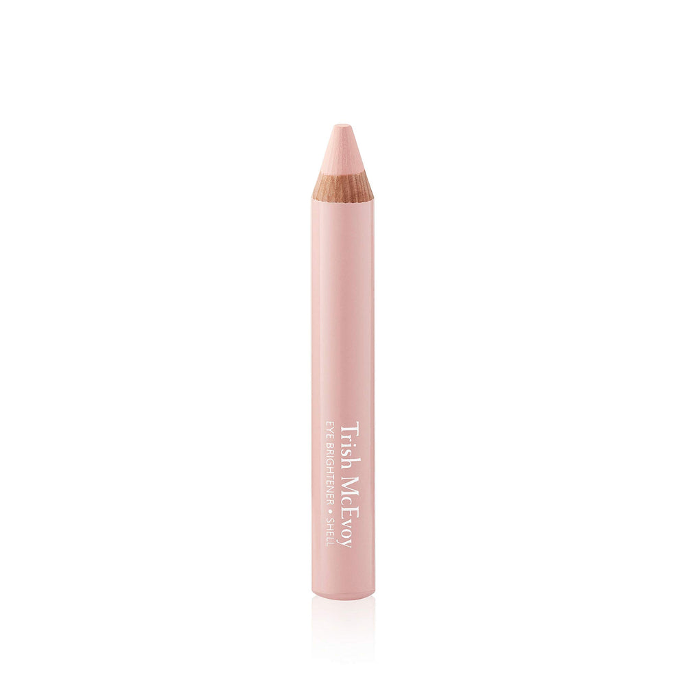 Trish McEvoy Eye Brightener sur l’arcade sourilière pour un éclat naturel.
