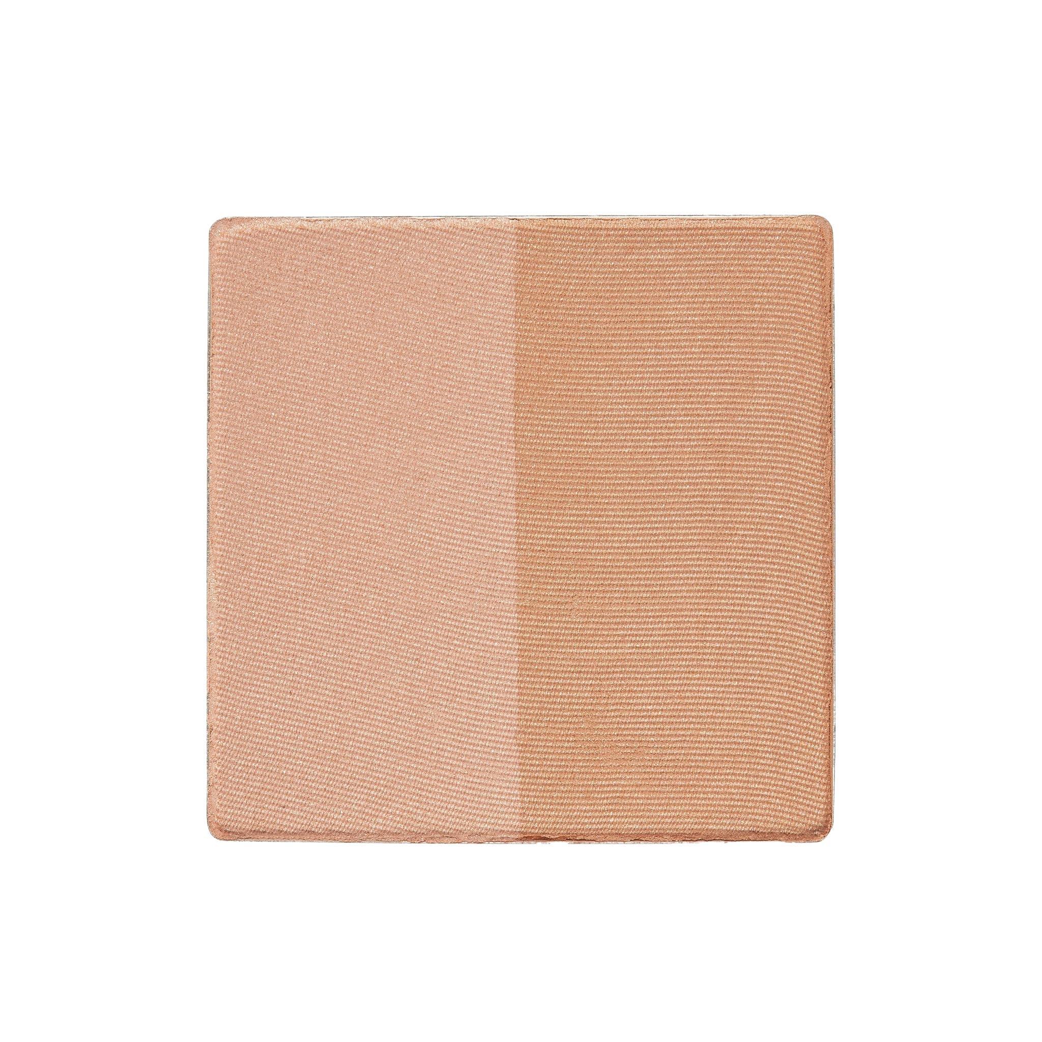 Trish McEvoy Dual Resort Bronzer Refill en compacto de dos niveles para un bronceado uniforme.