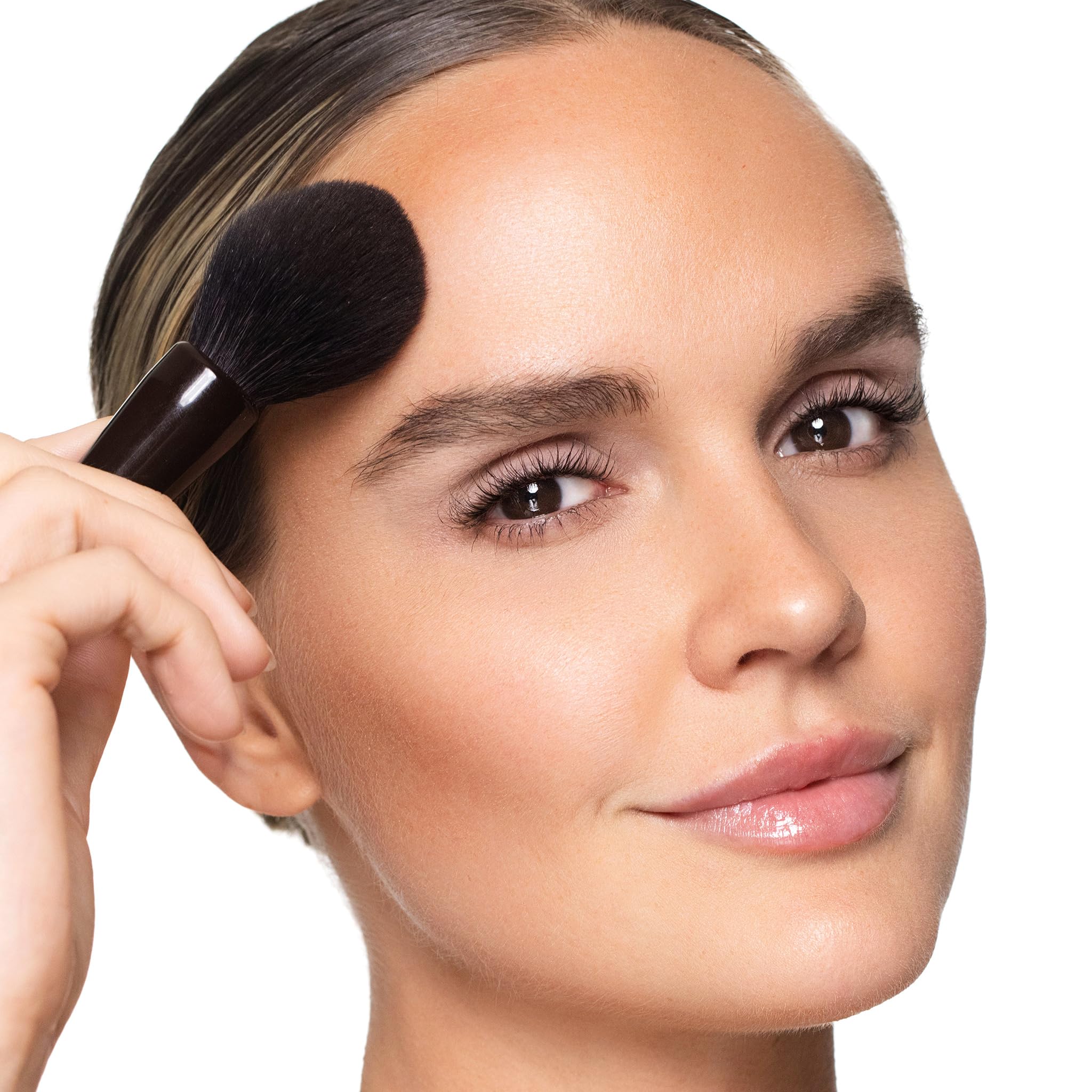 Destello iluminador de Trish McEvoy para realzar pómulos con brillo natural.