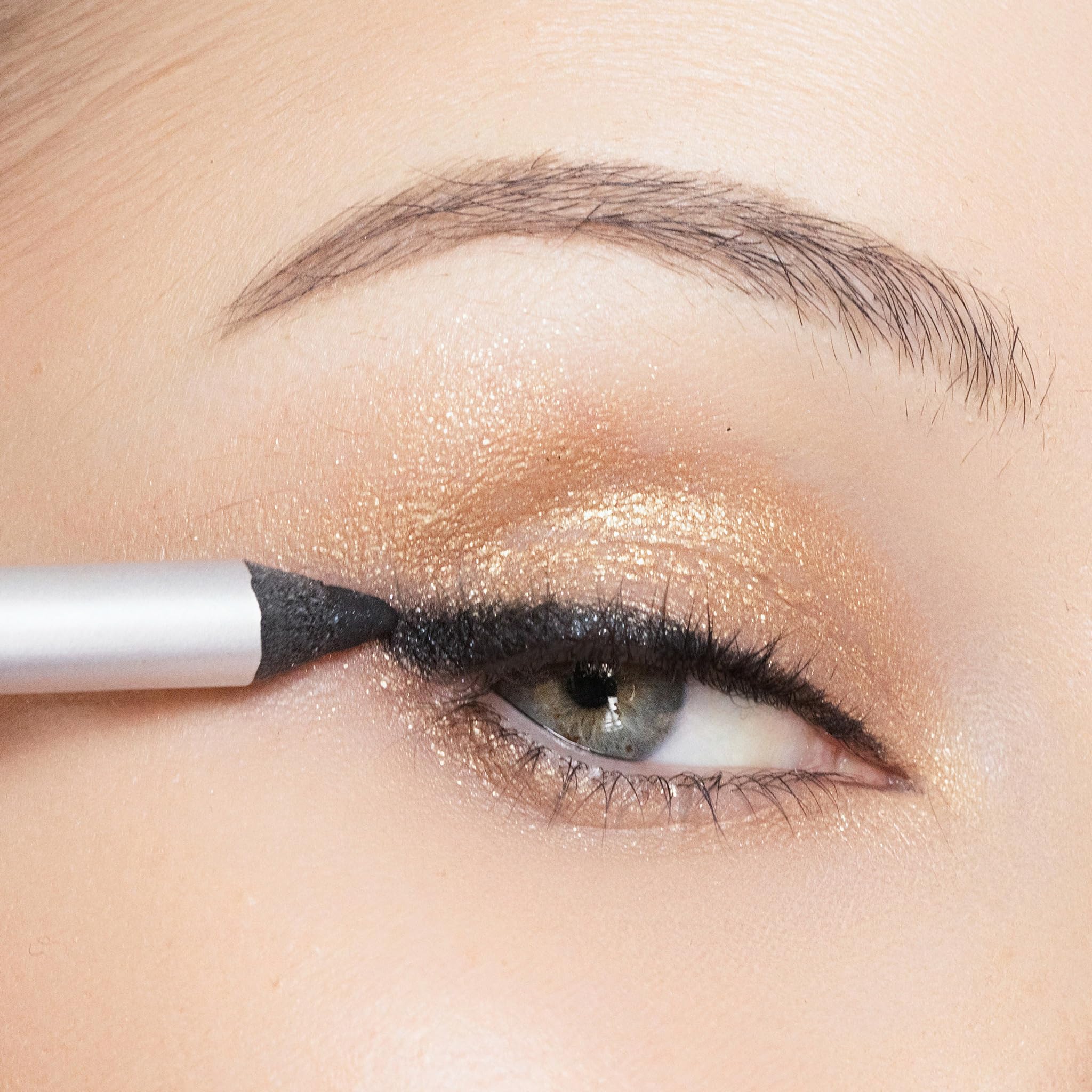 Trish McEvoy Crayon-Gel Yeux Noir, emballage compact et portable.