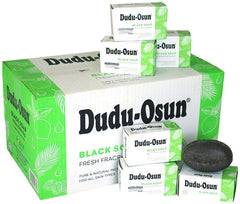 Savon noir africain Dudu Osun de Tropical Naturals dans son emballage, soin quotidien en douceur.