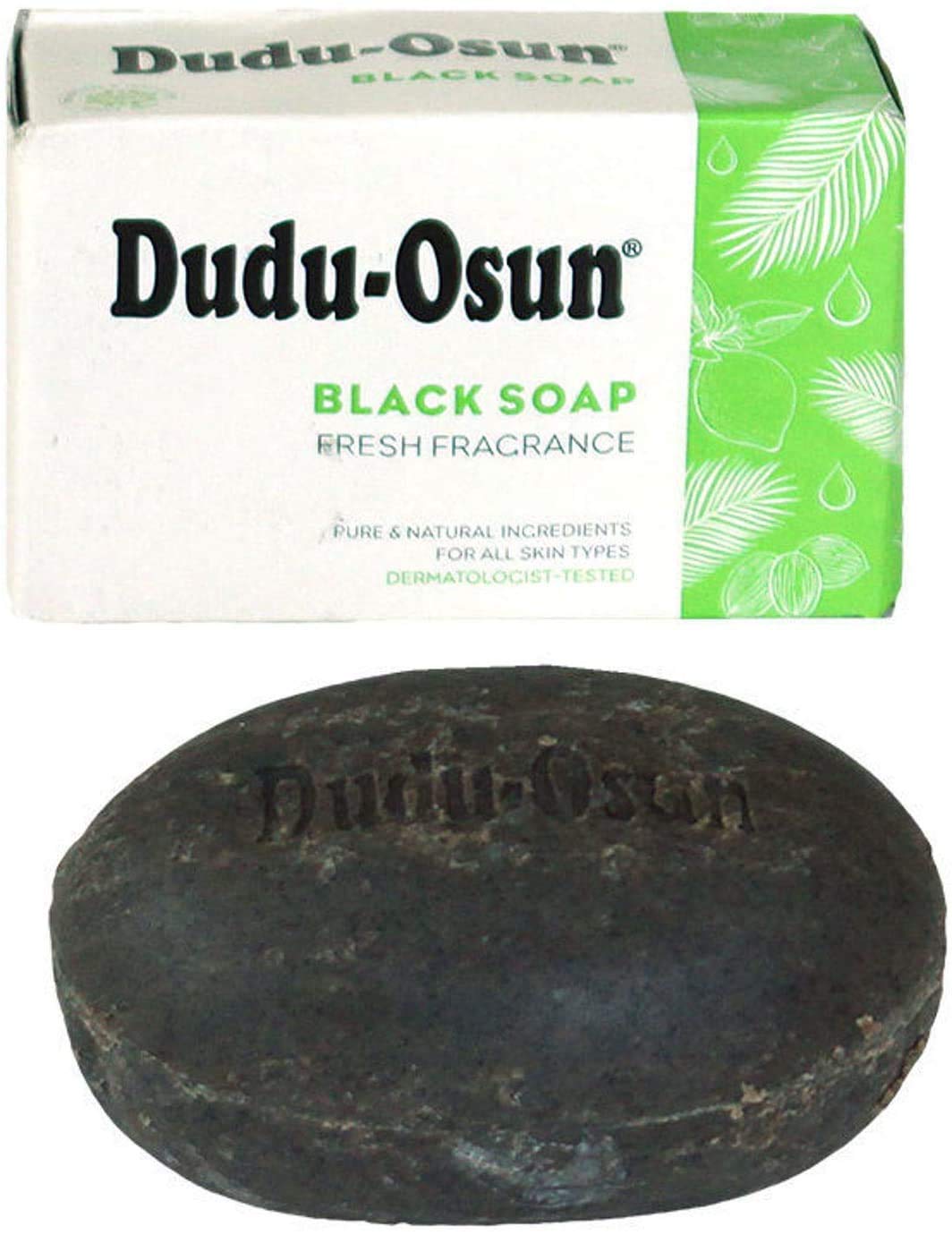 Gros plan sur la texture du savon noir africain, potentiel pour apaiser irritations quotidiennes.