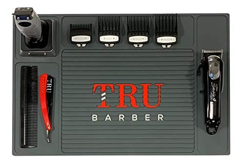 TRU BARBER tapete organizador en uso en barbería, superficie protegida y ordenada.