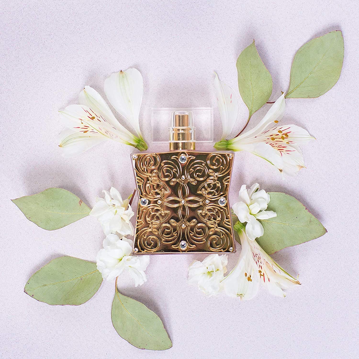 Tru Fragrance Beauty Lace, mano aplicando, muestra uso suave y controlado diario.