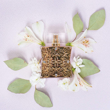 Tru Fragrance Beauty Lace, mano aplicando, muestra uso suave y controlado diario.