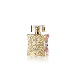 Tru Fragrance Beauty Lace, detalle de la etiqueta, transmite sofisticación para cualquier ocasión.