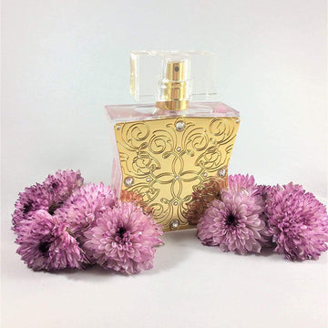 Tru Fragrance Beauty Lace, frasco en primer plano, enfocado para captar su acabado refinado.
