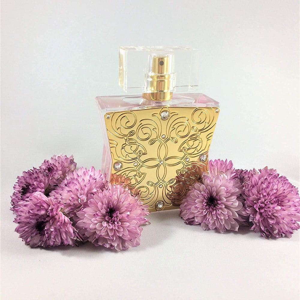Tru Fragrance Beauty Lace, frasco en primer plano, enfocado para captar su acabado refinado.
